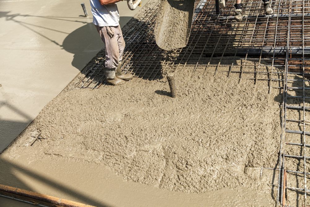 Amestecați betonul în conformitate cu instrucțiunile producătorului